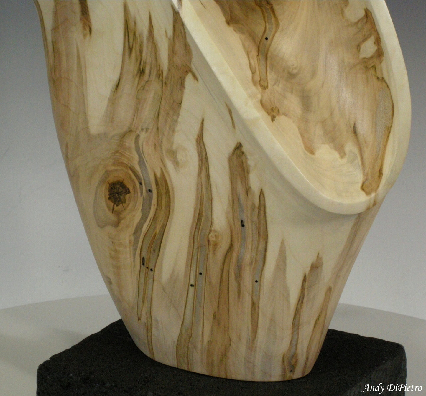 Vasija tallada "Cuenco de nogal blanqueado" de Andy DiPietro