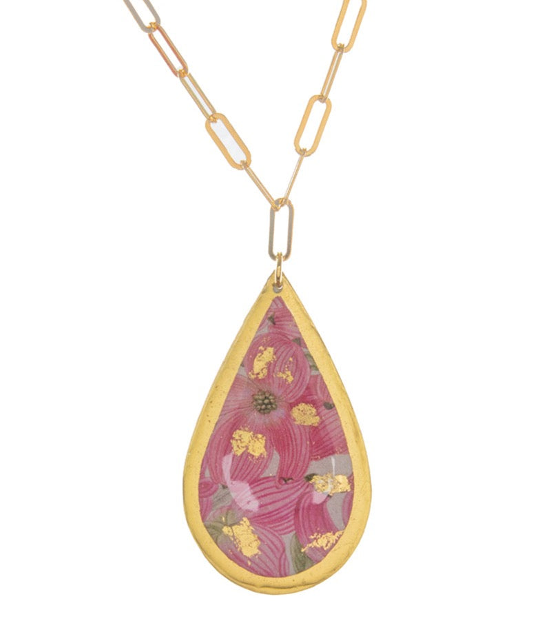 Collar de lágrima de color rosa cornejo