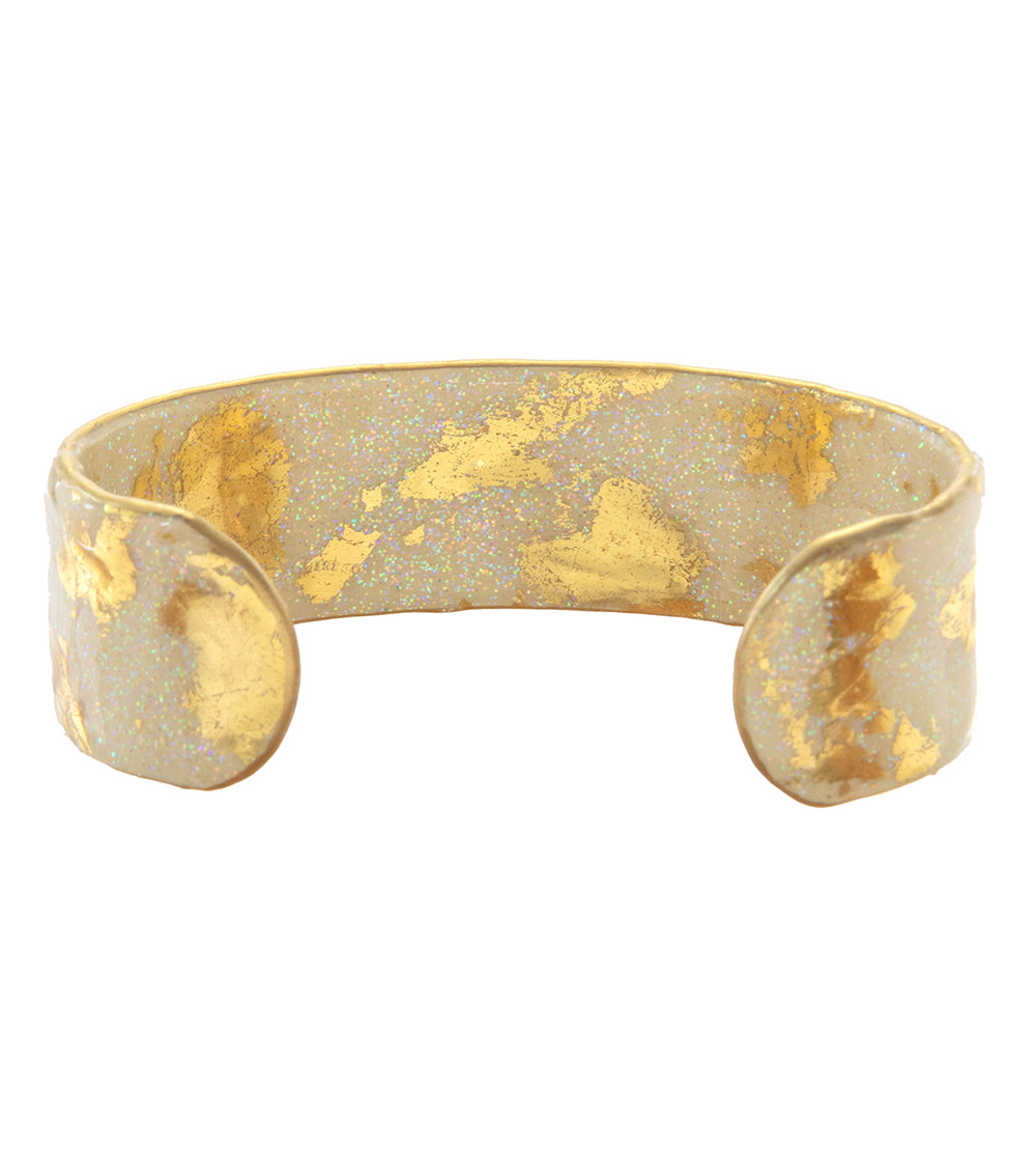 Brazalete dorado iridiscente con crema deslumbrante