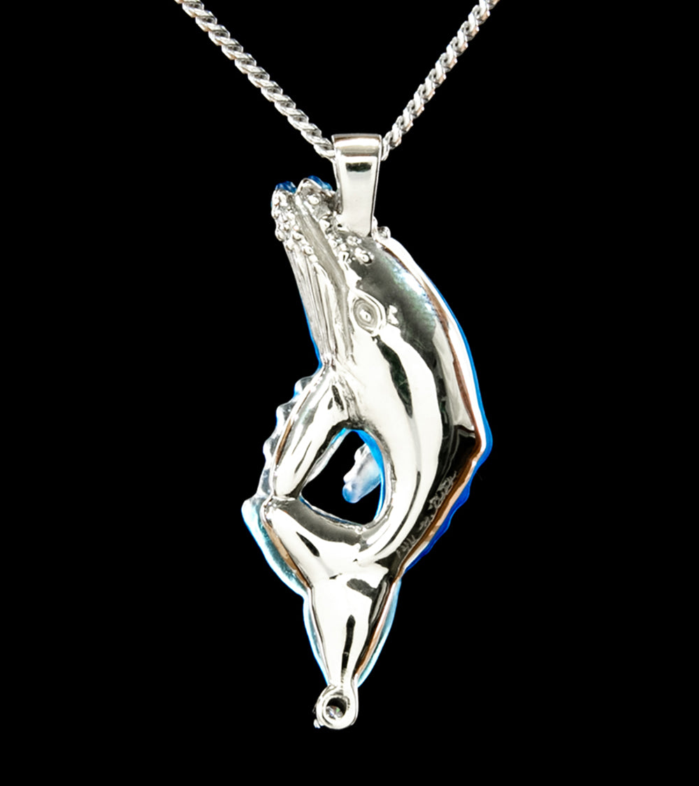 Colgante de ballena jorobada en oro blanco de 14 k y diamantes