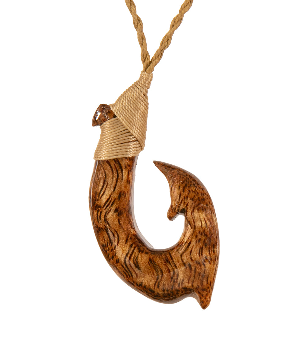 Colgante de gancho Ulua de koa rizado
