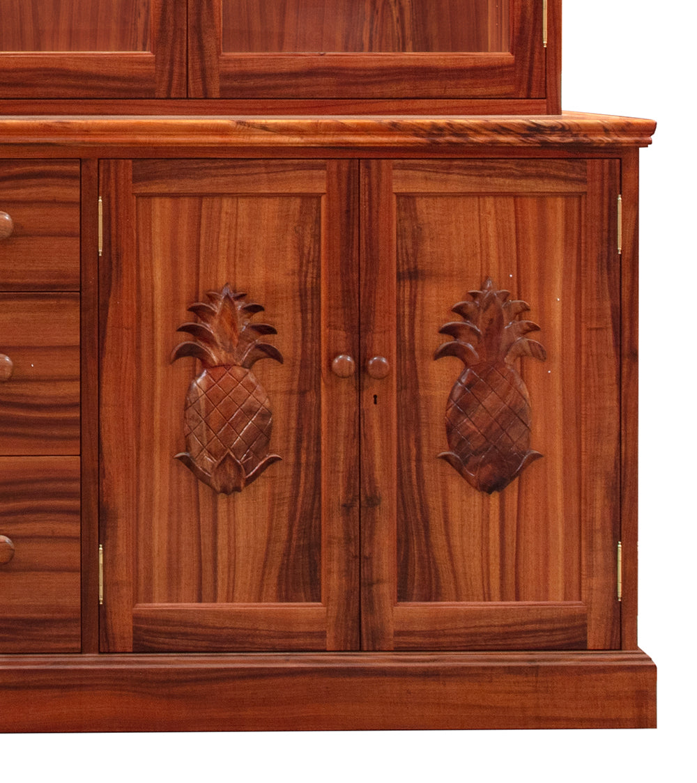 リッチモンド・チャイナ・ハッチ、彫刻されたパイナップル