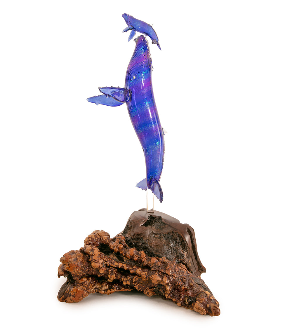 Escultura de vidrio y madera "Primer aliento, arcoíris" de Luke Olsen