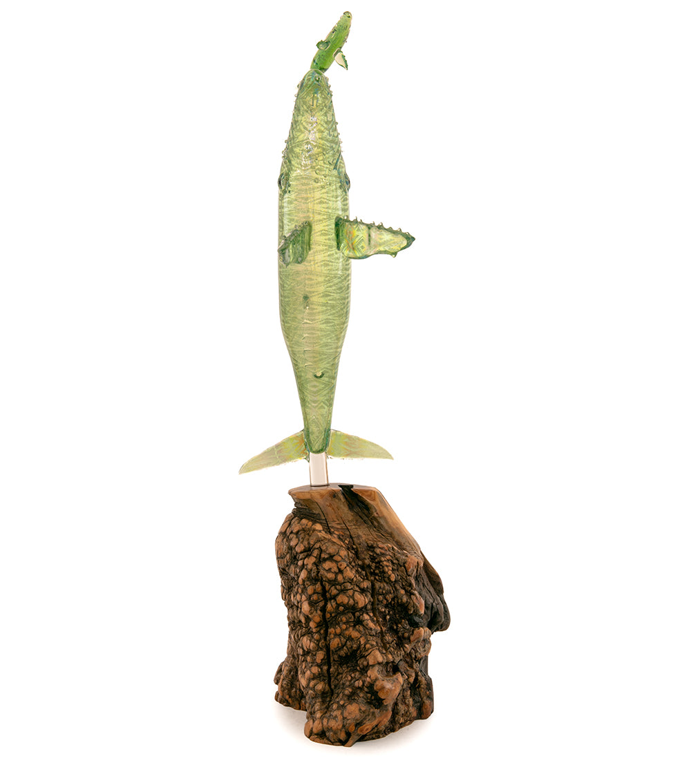 Escultura de vidrio y madera "Primer aliento, verde" de Luke Olsen