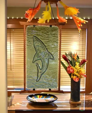 Arte de tatuaje en vidrio "Manō (Tiburón)" de Roger Pawley