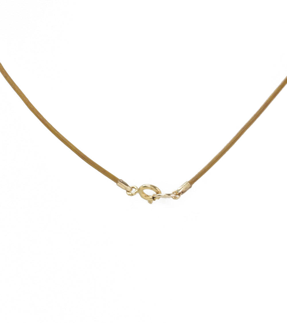 Collar de cuero con dos perlas de Tahití y detalle de coral