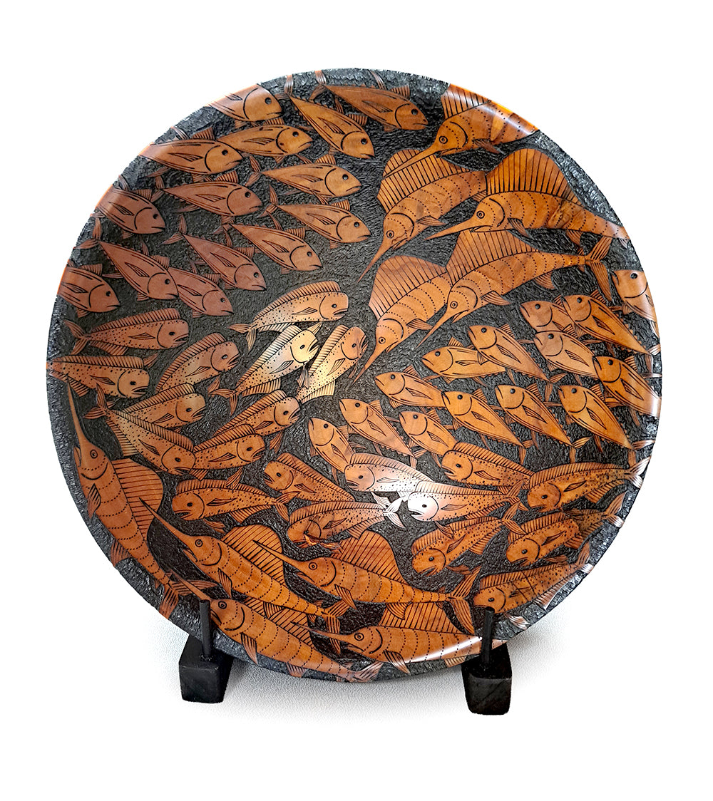 マイケル・パトリック・スミス作「ハワイアン・フィッシュ #858」、パイログラフィー・クック・パイン・プラッターとスタンド