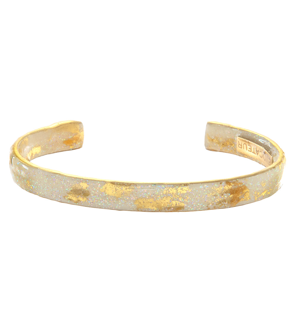 Brazalete apilable con hojas de oro iridiscentes y crema deslumbrante