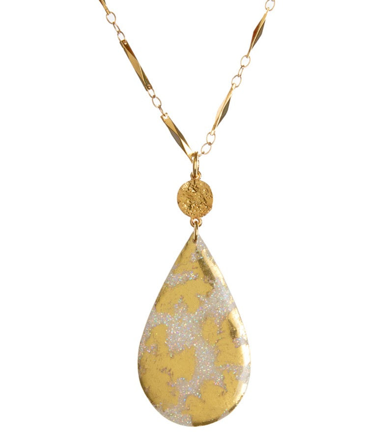 Collar de lágrima de oro iridiscente con crema deslumbrante