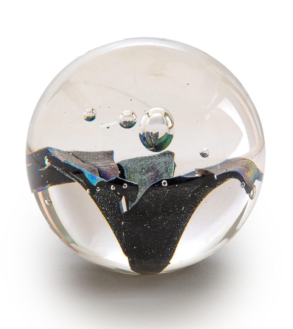 Escultura de vidrio "Pesapapeles redondo brillante" de Ben Silver
