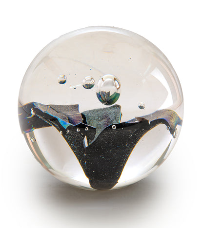Escultura de vidrio "Pesapapeles redondo brillante" de Ben Silver