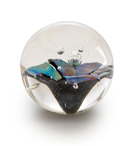 Escultura de vidrio "Pesapapeles redondo brillante" de Ben Silver