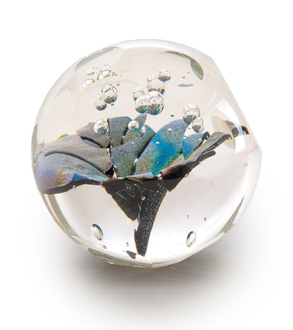 Escultura de vidrio "Pesapapeles facetado brillante" de Ben Silver