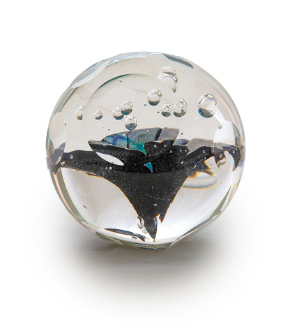 Escultura de vidrio "Pesapapeles facetado brillante" de Ben Silver