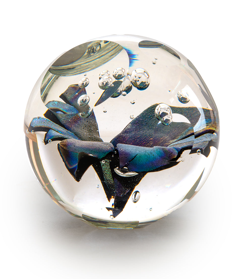 Escultura de vidrio "Pesapapeles facetado brillante" de Ben Silver