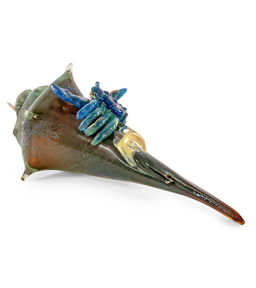Escultura de vidrio "Caracola extragrande con cangrejo" de Ben Silver