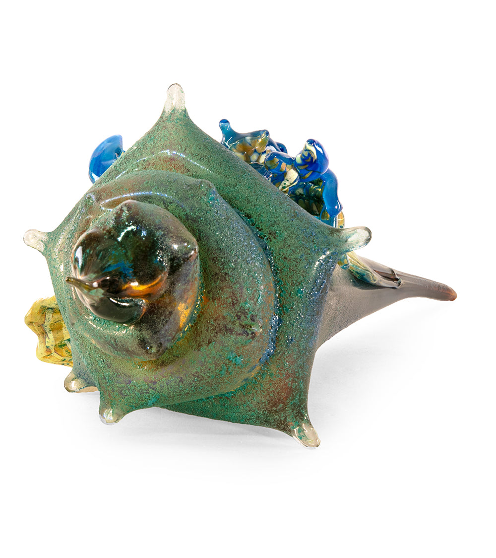 Escultura de vidrio "Caracola extragrande con cangrejo" de Ben Silver