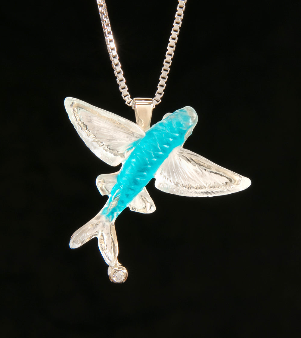 Colgante de pez volador de oro blanco de 14 k y diamantes
