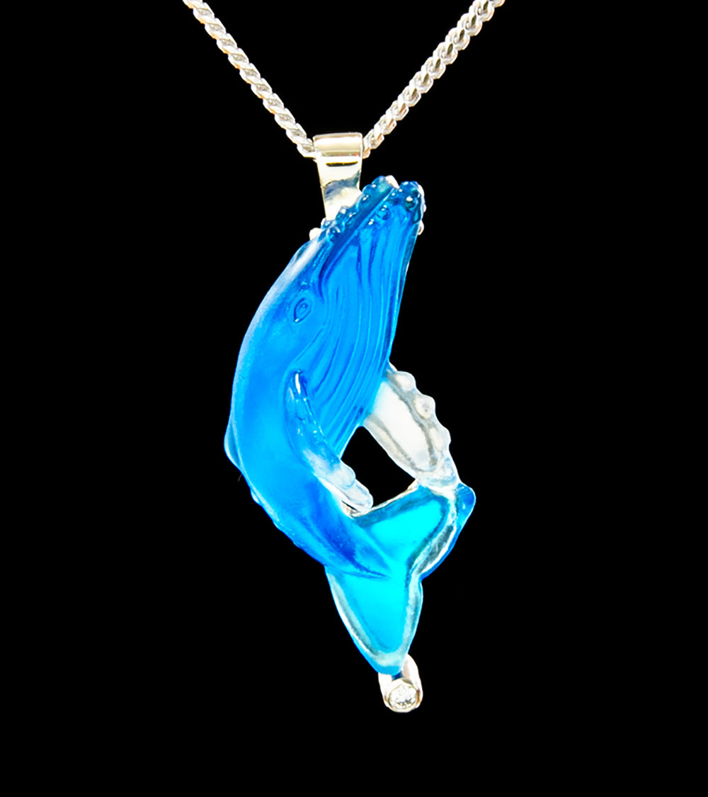 Colgante de ballena jorobada en oro blanco de 14 k y diamantes