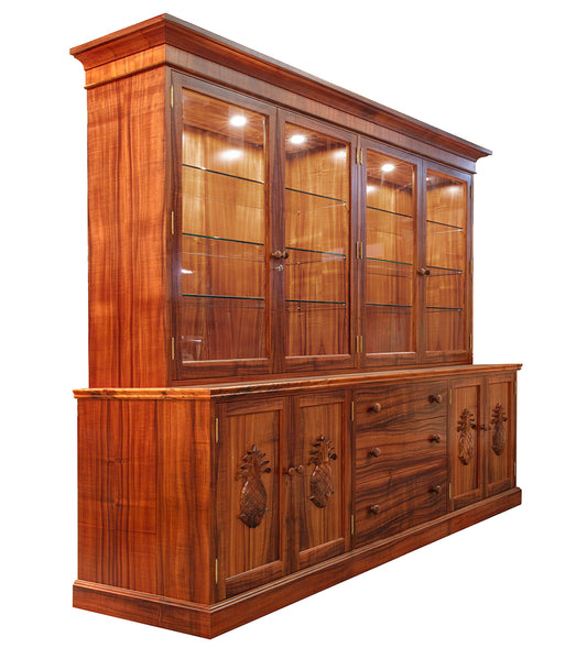 Aparador Richmond de porcelana con piñas talladas