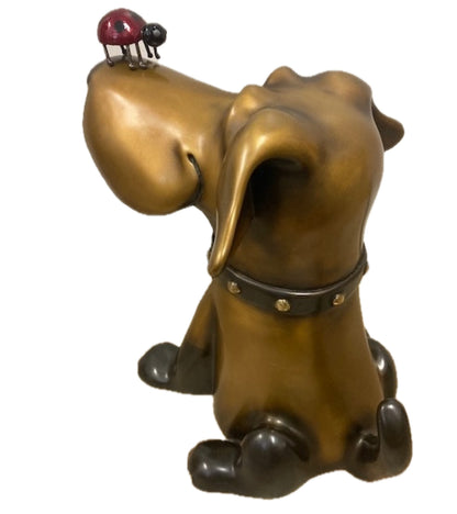 マーティ・ゴールドスタイン作ブロンズ彫刻「てんとう虫を抱いたハーバート」