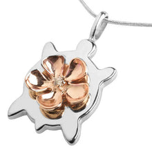 Colgante de Plumeria Honu en oro blanco de 14 quilates con plumeria rosa en oro de 14 quilates con diamante