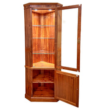 Vitrina de esquina, puerta inferior