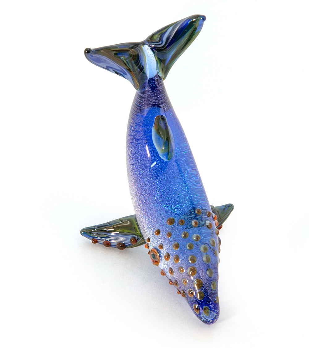 Escultura de vidrio "Pequeña ballena" de Luke Olsen