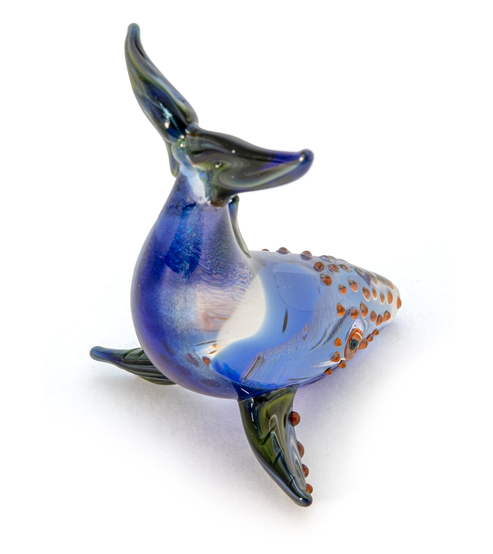 Escultura de vidrio "Pequeña ballena" de Luke Olsen