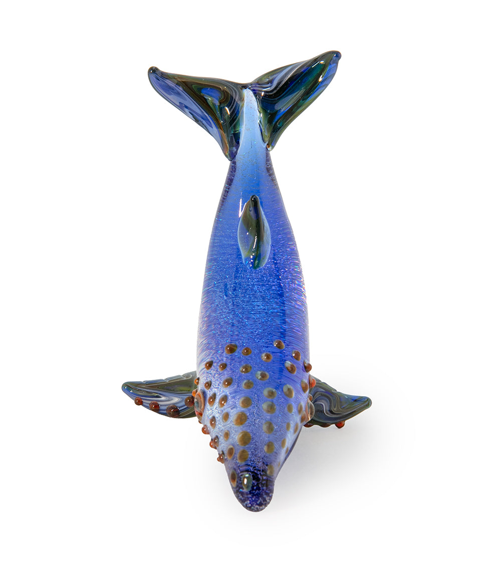 Escultura de vidrio "Pequeña ballena" de Luke Olsen
