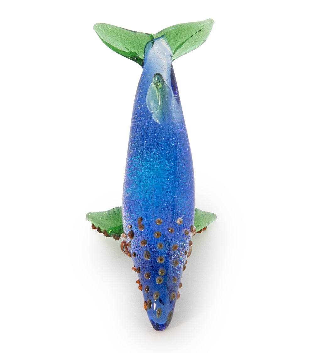 Escultura de vidrio "Pequeña ballena" de Luke Olsen