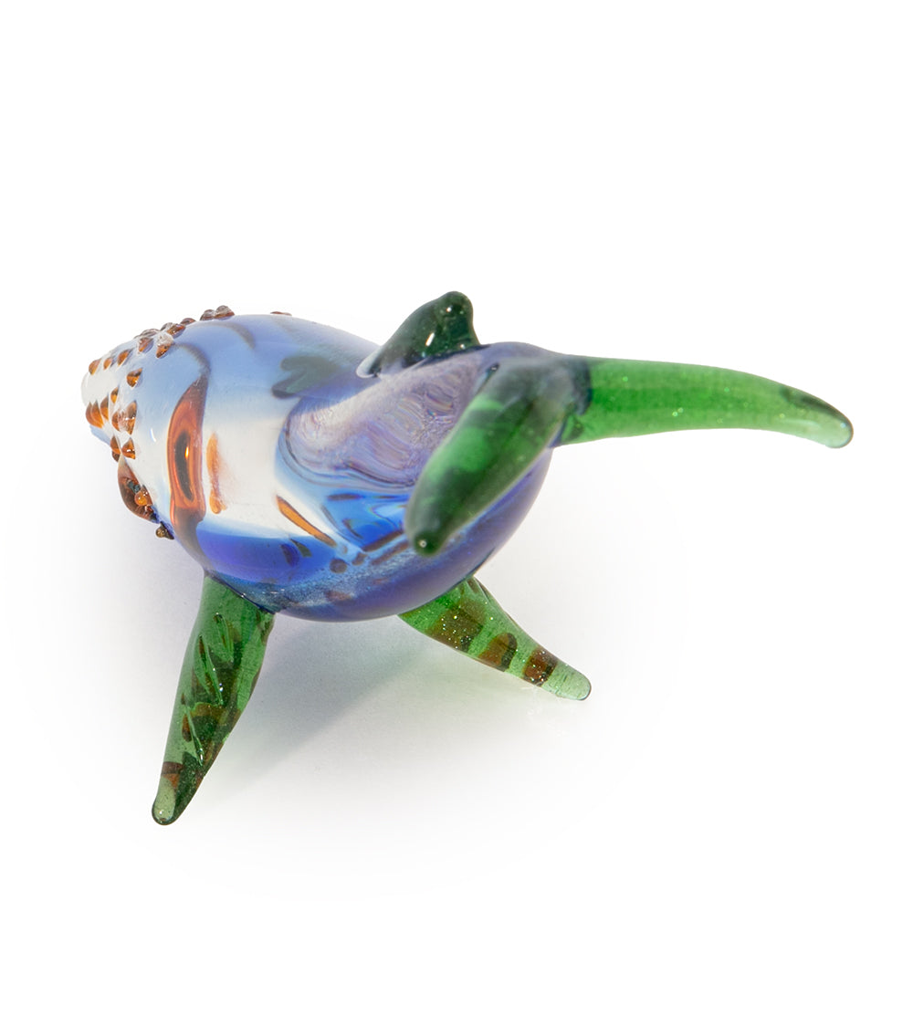 Escultura de vidrio "Pequeña ballena" de Luke Olsen