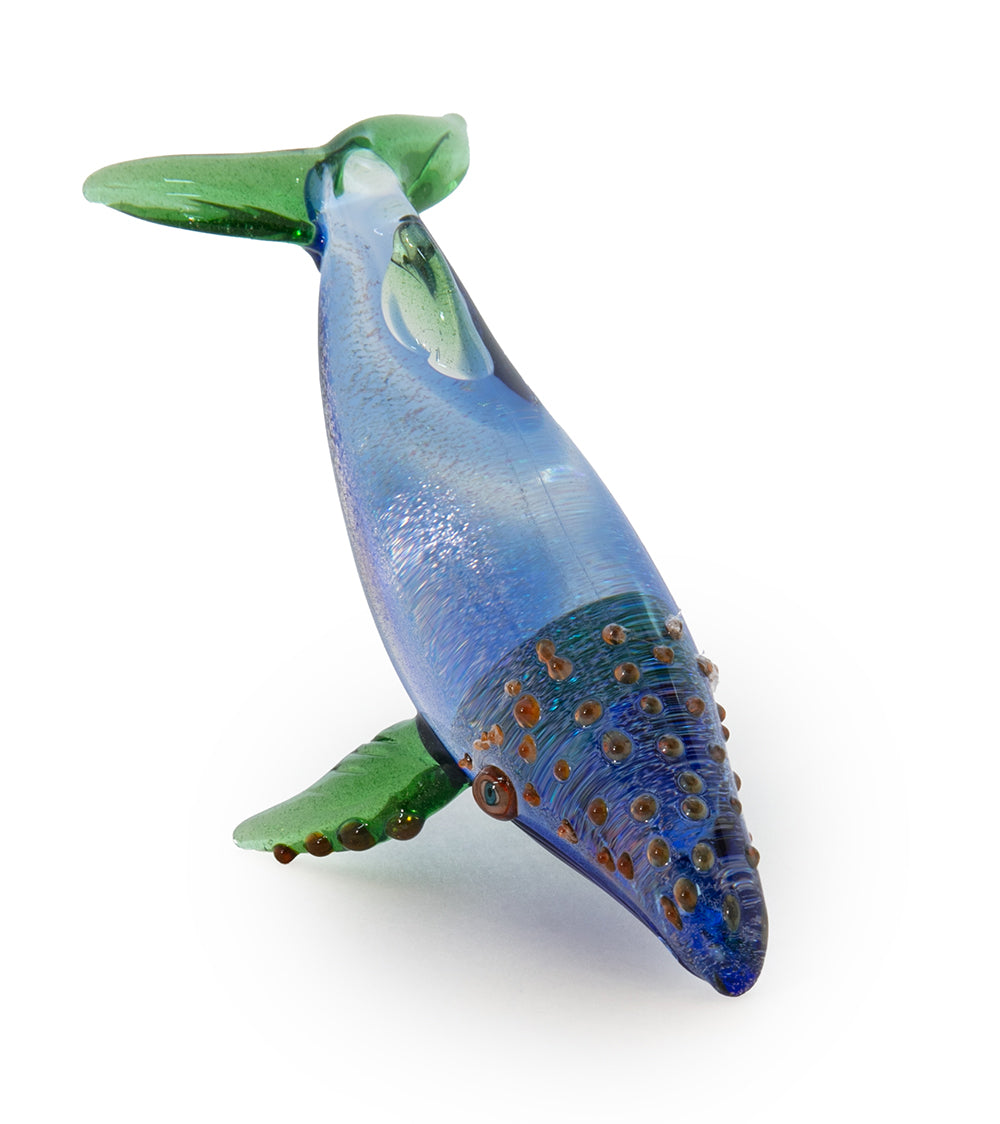Escultura de vidrio "Pequeña ballena" de Luke Olsen