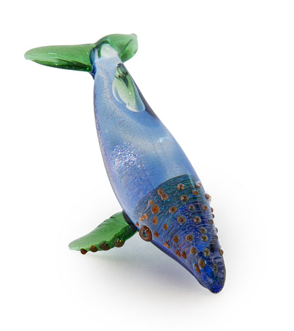 Escultura de vidrio "Pequeña ballena" de Luke Olsen