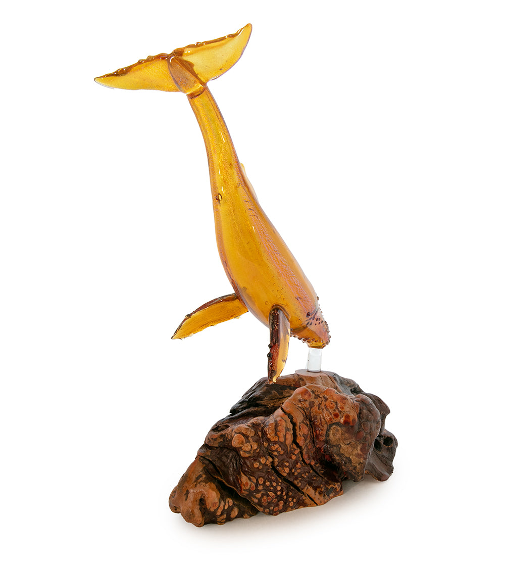 Escultura de vidrio y madera "Amber Dive" de Luke Olsen