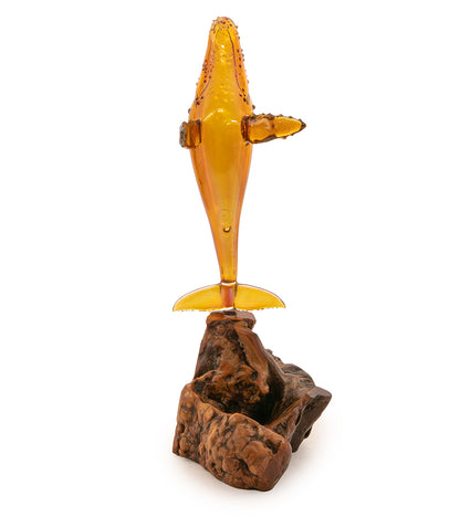Escultura de vidrio y madera "Amber Breech" de Luke Olsen