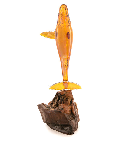 Escultura de vidrio y madera "Amber Breech" de Luke Olsen