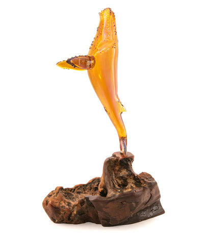 Escultura de vidrio y madera "Amber Breech" de Luke Olsen