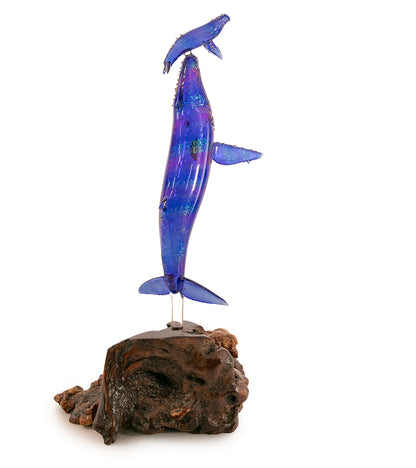 Escultura de vidrio y madera "Primer aliento, arcoíris" de Luke Olsen