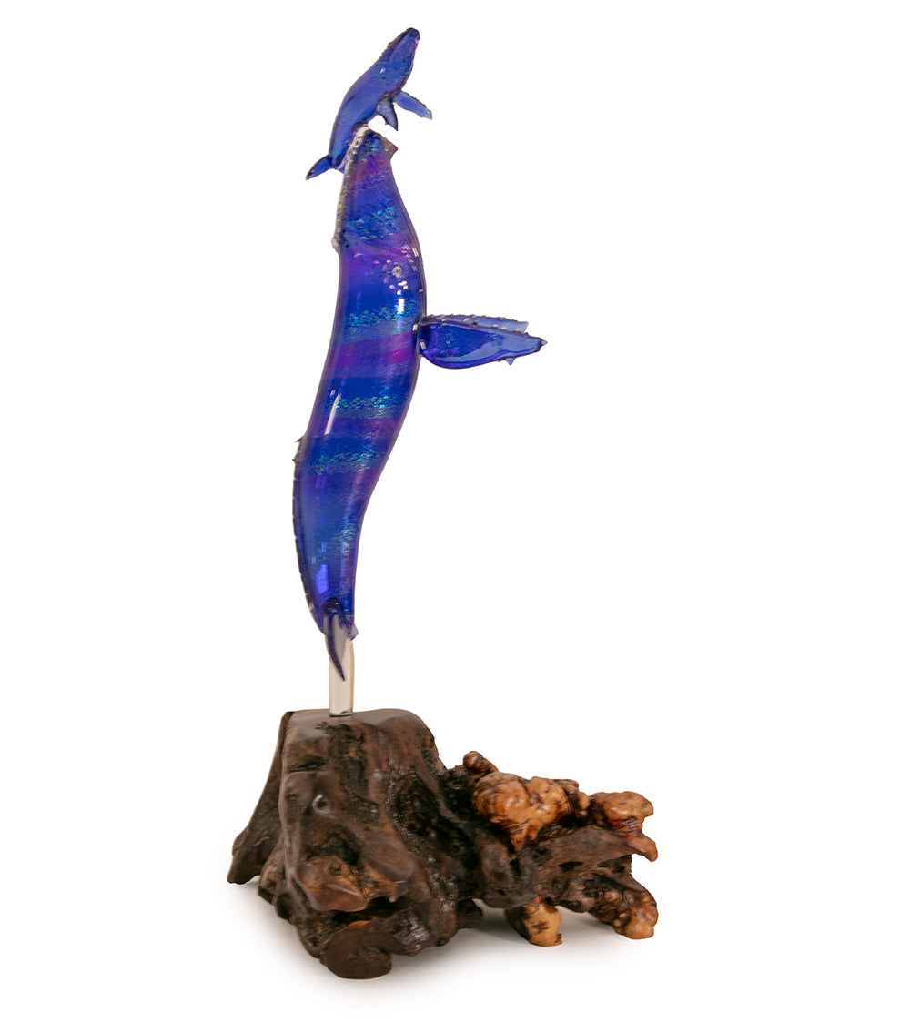 Escultura de vidrio y madera "Primer aliento, arcoíris" de Luke Olsen