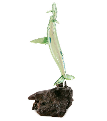 Escultura de vidrio y madera "Primer aliento, verde" de Luke Olsen