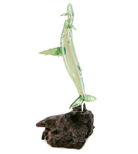 Escultura de vidrio y madera "Primer aliento, verde" de Luke Olsen