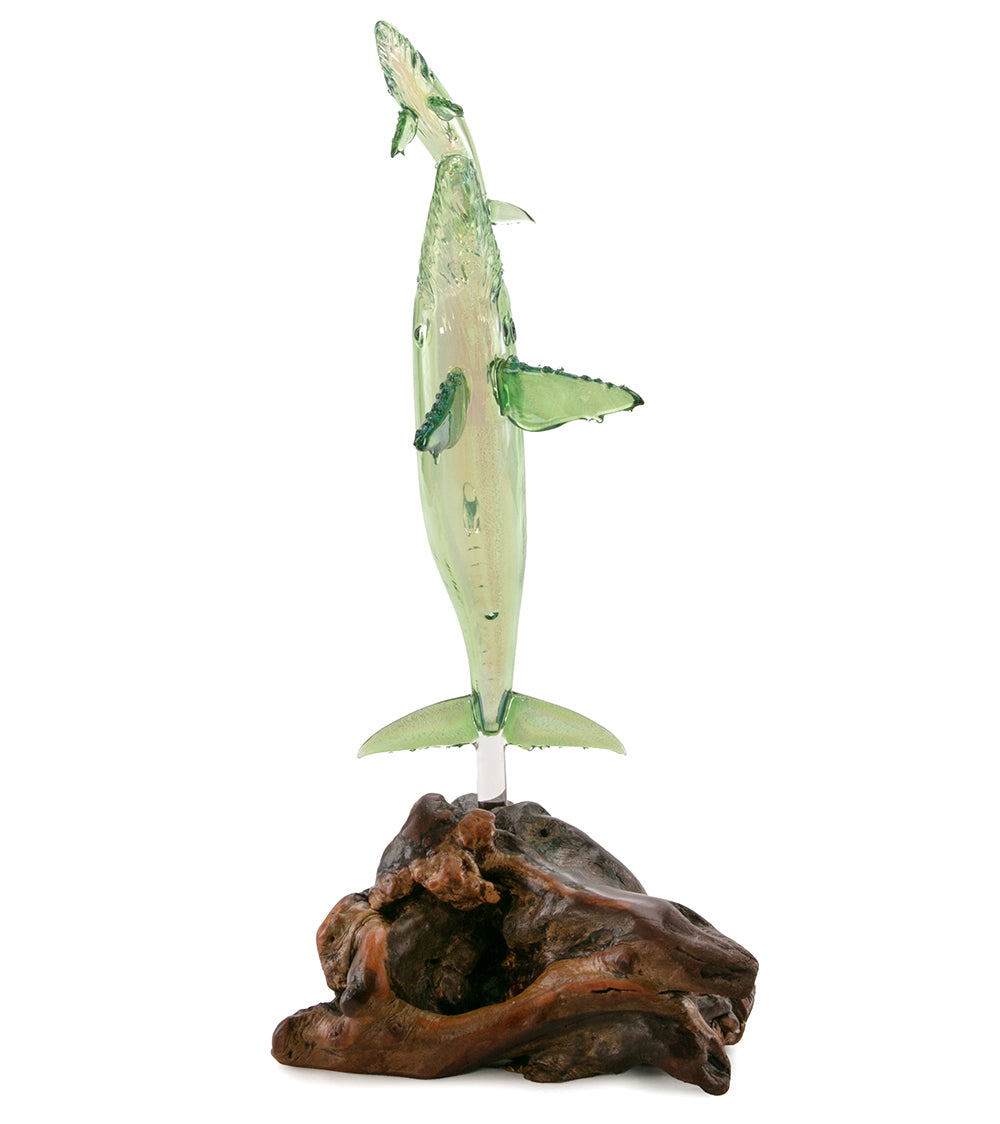 Escultura de vidrio y madera "Primer aliento, verde" de Luke Olsen