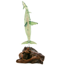 Escultura de vidrio y madera "Primer aliento, verde" de Luke Olsen