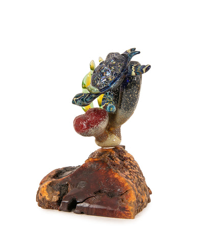 Escultura de vidrio "Dos tiburones martillo y coral" de Luke Olsen