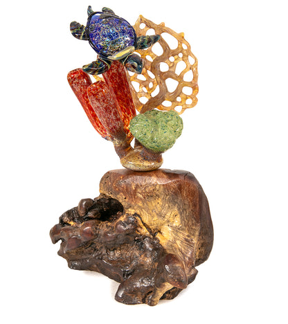 Escultura de vidrio "Dos tiburones martillo y coral" de Luke Olsen