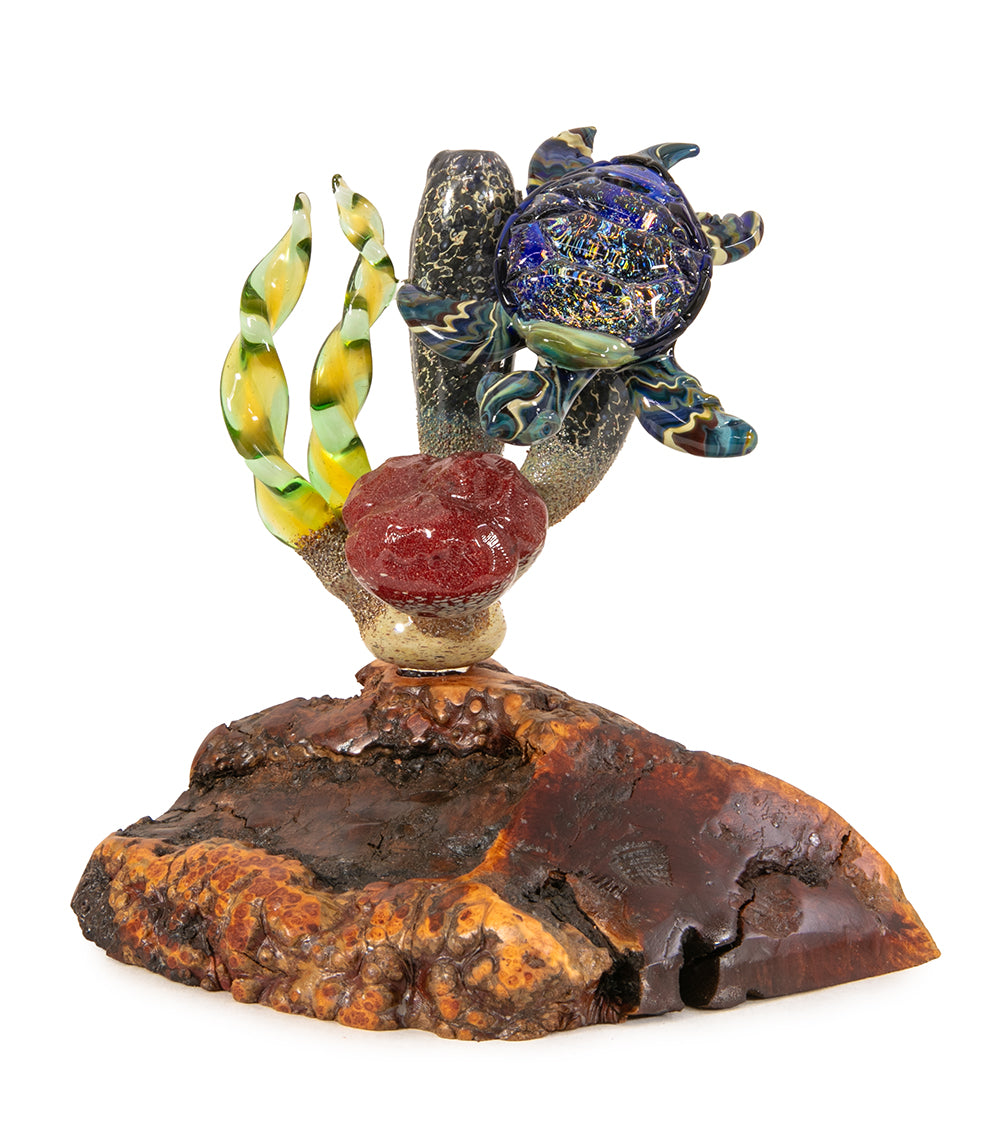 Escultura de vidrio "Dos tiburones martillo y coral" de Luke Olsen