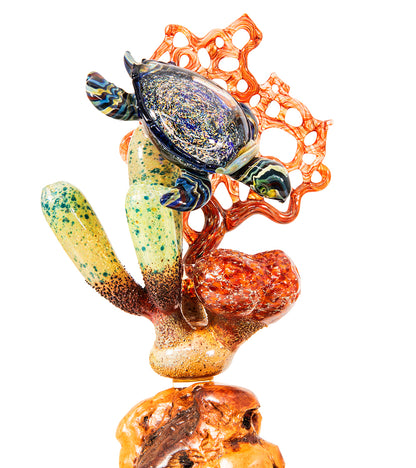 Escultura de vidrio "Dos tiburones martillo y coral" de Luke Olsen