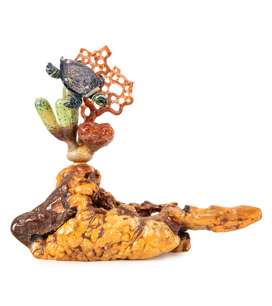 Escultura de vidrio "Dos tiburones martillo y coral" de Luke Olsen