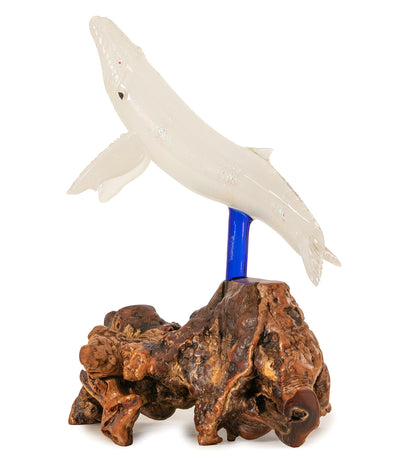 Escultura de vidrio "Dos tiburones martillo y coral" de Luke Olsen